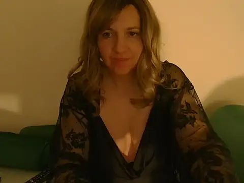 Snapshot of Ella_Next_Door chatting on 11-15-25, 11:32 Ella Next Door online show from 11-15-25, 11:32