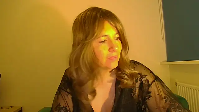 Snapshot of Ella_Next_Door chatting on 11-17-25, 06:30 Ella Next Door online show from 11-17-25, 06:30