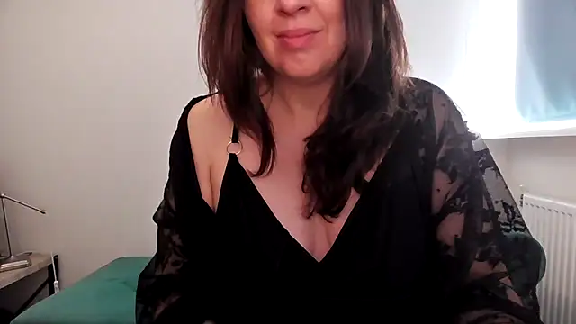 Snapshot of Ella_Next_Door chatting on 12-15-25, 01:26 Ella Next Door online show from 12-15-25, 01:26