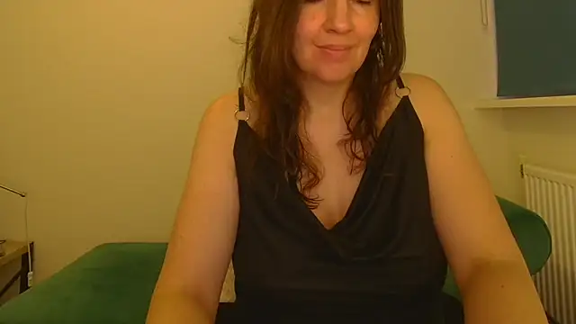 Snapshot of Ella_Next_Door chatting on 12-16-25, 03:50 Ella Next Door online show from 12-16-25, 03:50