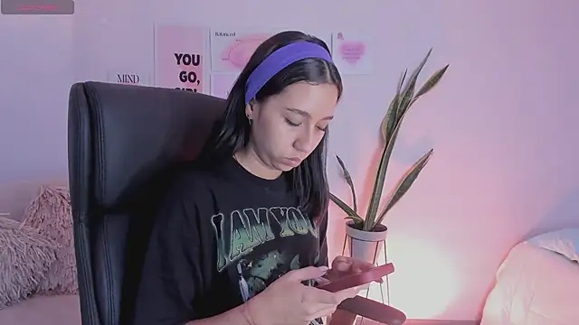 Snapshot of MissSussy chatting on 01-04-25, 03:29 MissSussy online show from 01-04-25, 03:29