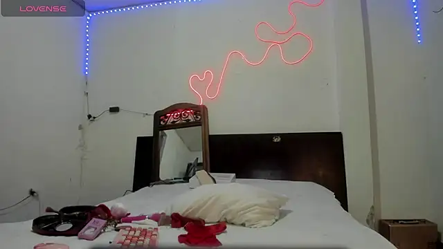 latinaStepmom online show from 06-30-26, 10:44