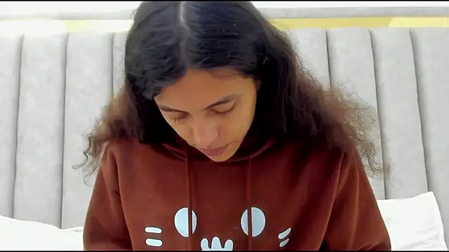 FreyaMoller online show from 12-15-25, 01:37