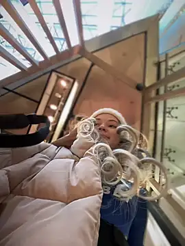 Snapshot of Times__Square chatting on 12-19-24, 07:18 Times Square online show from 12-19-24, 07:18