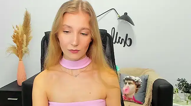 Snapshot of LolaWilsons chatting on 01-18-25, 03:27 LolaWilsons online show from 01-18-25, 03:27