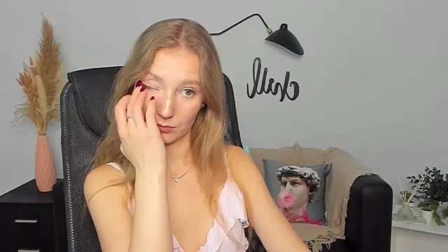 Snapshot of LolaWilsons chatting on 02-04-25, 12:33 LolaWilsons online show from 02-04-25, 12:33