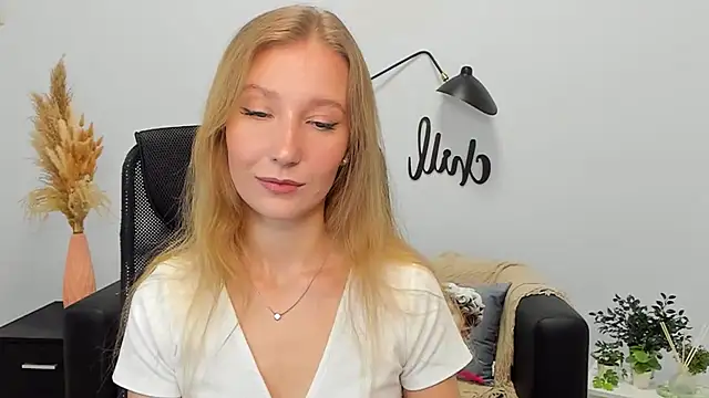 Snapshot of LolaWilsons chatting on 02-19-25, 09:17 LolaWilsons online show from 02-19-25, 09:17