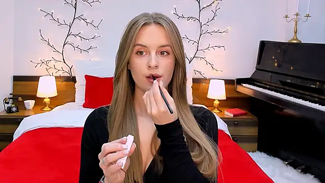 Snapshot of RozzitaBedberry chatting on 02-02-25, 04:11 RozzitaBedberry online show from 02-02-25, 04:11