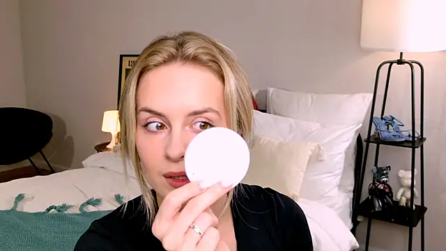 Snapshot of RozzitaBedberry chatting on 09-20-25, 06:14 RozzitaBedberry online show from 09-20-25, 06:14