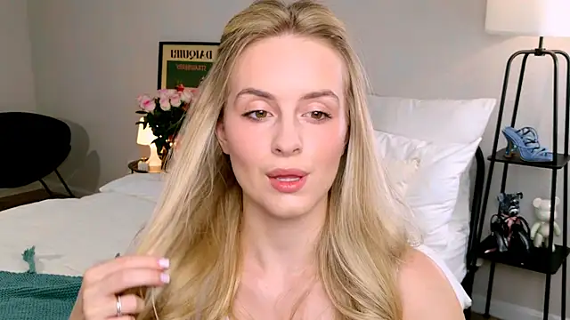 Snapshot of RozzitaBedberry chatting on 09-24-25, 06:06 RozzitaBedberry online show from 09-24-25, 06:06