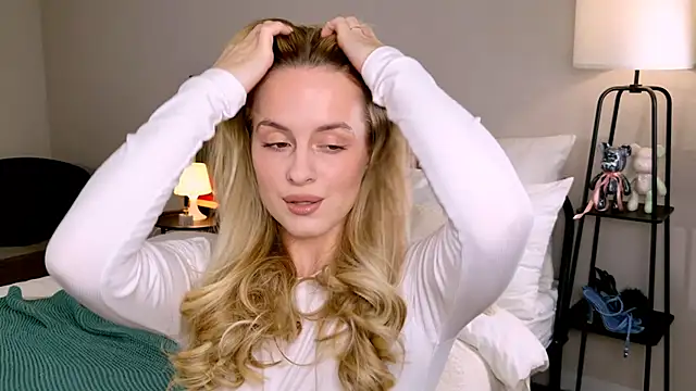 Snapshot of RozzitaBedberry chatting on 10-15-25, 01:22 RozzitaBedberry online show from 10-15-25, 01:22