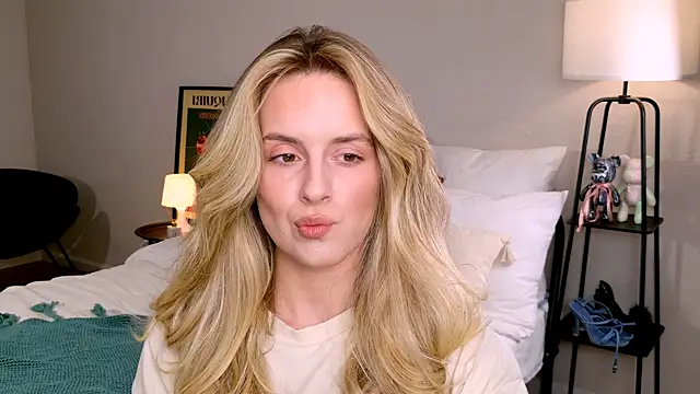 Snapshot of RozzitaBedberry chatting on 10-27-25, 01:48 RozzitaBedberry online show from 10-27-25, 01:48