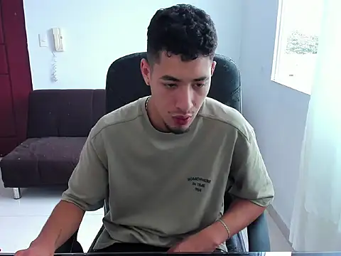 Snapshot of Chandler_ken chatting on 10-03-25, 04:37 Chandler ken online show from 10-03-25, 04:37