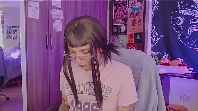 melissahowl online show from 11-24-25, 02:28