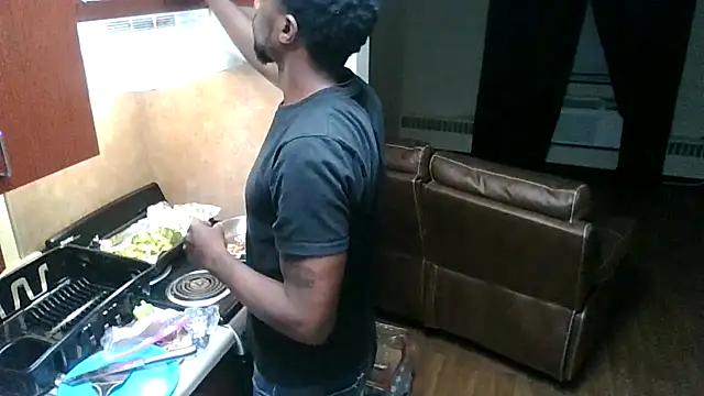 Snapshot of DreamvilleINC chatting on 10-17-25, 12:47 DreamvilleINC online show from 10-17-25, 12:47