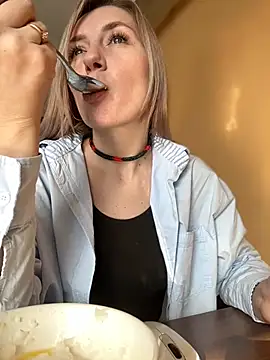 Snapshot of Crazy-Rosa chatting on 02-02-25, 05:10 Crazy-Rosa online show from 02-02-25, 05:10