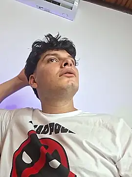 Snapshot of _Ottis_ chatting on 10-27-25, 03:54 Ottis online show from 10-27-25, 03:54