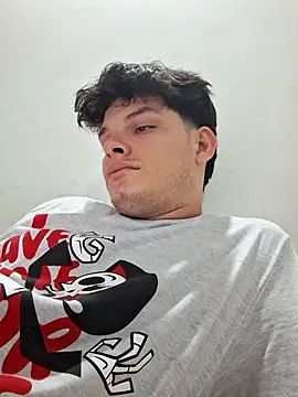 Snapshot of _Ottis_ chatting on 10-29-25, 11:28 Ottis online show from 10-29-25, 11:28