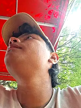 Snapshot of _Ottis_ chatting on 11-05-25, 04:29 Ottis online show from 11-05-25, 04:29