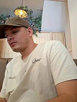 Snapshot of _Ottis_ chatting on 11-08-25, 04:07 Ottis online show from 11-08-25, 04:07