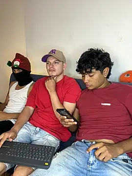 Snapshot of _Ottis_ chatting on 11-11-25, 05:57 Ottis online show from 11-11-25, 05:57