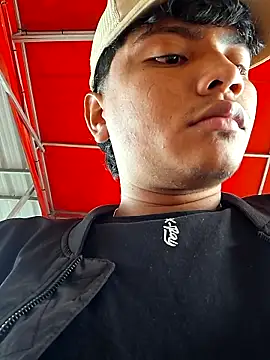 Snapshot of _Ottis_ chatting on 11-19-25, 06:19 Ottis online show from 11-19-25, 06:19