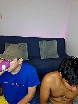 Snapshot of _Ottis_ chatting on 11-28-25, 12:13 Ottis online show from 11-28-25, 12:13