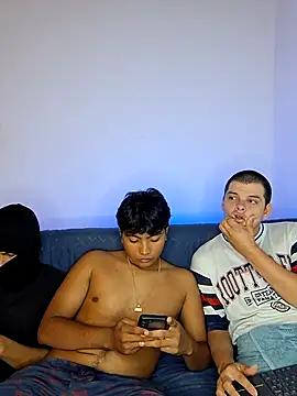 Snapshot of _Ottis_ chatting on 11-29-25, 11:41 Ottis online show from 11-29-25, 11:41