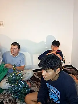 Snapshot of _Ottis_ chatting on 12-04-25, 11:46 Ottis online show from 12-04-25, 11:46