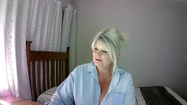 Snapshot of Miahotmilf chatting on 01-05-25, 12:31 Miahotmilf online show from 01-05-25, 12:31