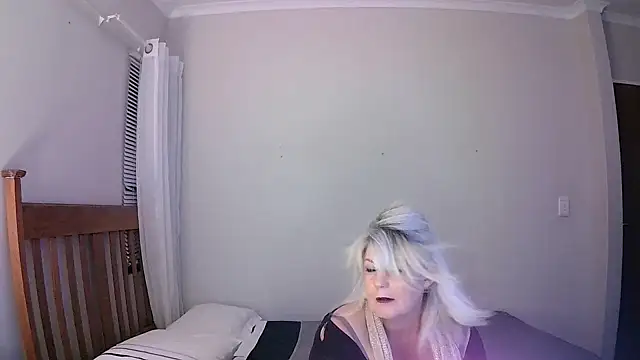 Snapshot of Miahotmilf chatting on 01-24-25, 06:35 Miahotmilf online show from 01-24-25, 06:35