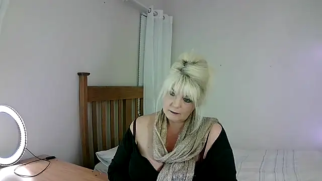 Snapshot of Miahotmilf chatting on 03-22-25, 06:36 Miahotmilf online show from 03-22-25, 06:36