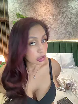 Snapshot of MonicaMoret chatting on 05-28-26, 12:35 MonicaMoret online show from 05-28-26, 12:35