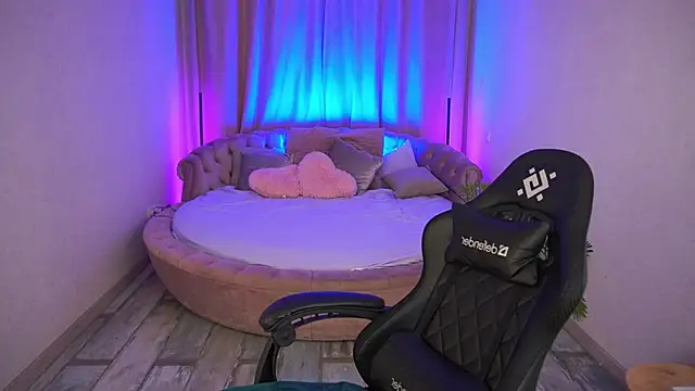 Snapshot of CozyMell chatting on 11-27-25, 02:52 CozyMell online show from 11-27-25, 02:52