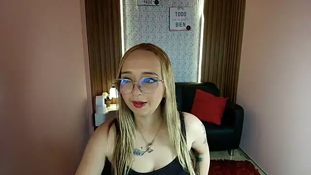 Snapshot of Liaroberts1 chatting on 06-22-26, 01:30 Liaroberts1 online show from 06-22-26, 01:30