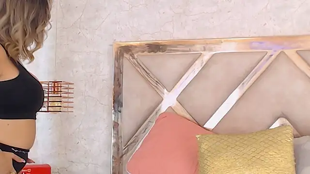 Snapshot of JoannaStanford chatting on 11-18-25, 01:44 JoannaStanford online show from 11-18-25, 01:44