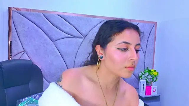 Snapshot of celeste_blue69 chatting on 12-14-25, 04:40 celeste blue69 online show from 12-14-25, 04:40