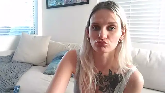 Snapshot of BonnieBazz chatting on 12-02-24, 11:18 BonnieBazz online show from 12-02-24, 11:18