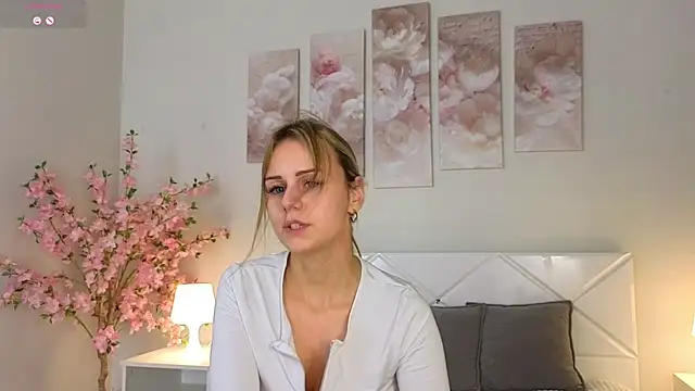 Snapshot of Wendy_D0ll chatting on 02-22-25, 01:22 Wendy D0ll online show from 02-22-25, 01:22