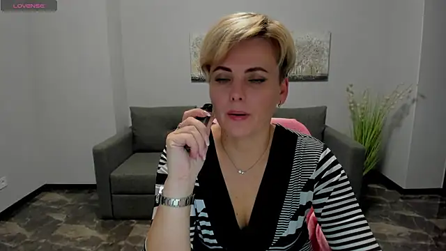 Julia Wilsone online show from 12-12-24, 05:26