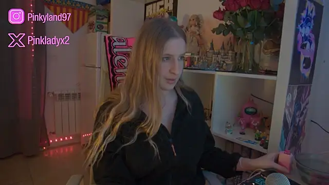 Snapshot of Pinkyladyxxx chatting on 01-15-26, 11:52 Pinkyladyxxx online show from 01-15-26, 11:52