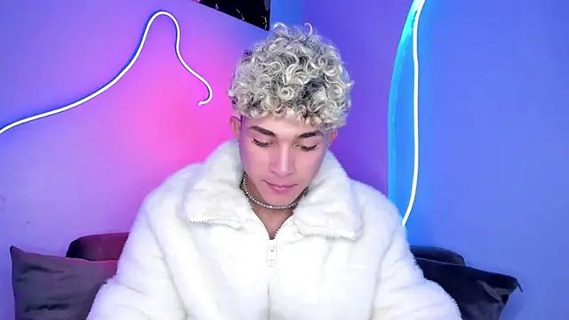 ASHTON REITENBACH01 online show from 12-04-24, 07:45