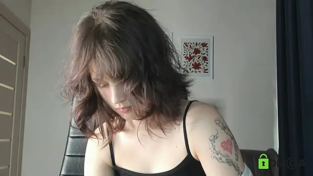 Snapshot of Alina_Mills chatting on 06-20-26, 10:40 Alina Mills online show from 06-20-26, 10:40