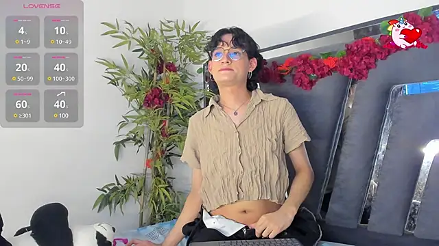 Snapshot of Black_Rose2 chatting on 03-22-25, 02:36 Black Rose2 online show from 03-22-25, 02:36