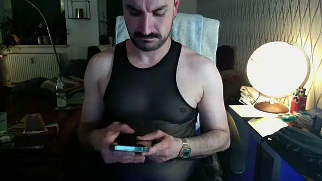 Snapshot of tomz0819 chatting on 06-11-26, 08:40 tomz0819 online show from 06-11-26, 08:40
