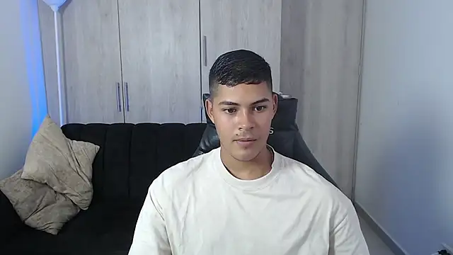 Snapshot of Iamdylan777 chatting on 10-23-25, 07:01 Iamdylan777 online show from 10-23-25, 07:01