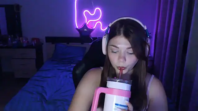 Snapshot of helengilmor chatting on 09-10-25, 03:45 helengilmor online show from 09-10-25, 03:45