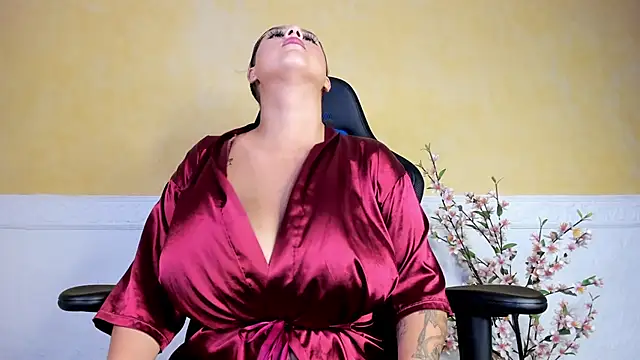 Snapshot of Lau_Beauty chatting on 01-28-25, 04:18 Lau Beauty online show from 01-28-25, 04:18