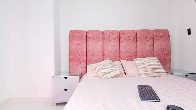 Snapshot of kendal_rossi chatting on 12-17-25, 12:11 kendal rossi online show from 12-17-25, 12:11