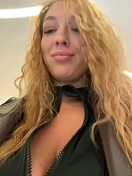 Snapshot of Sweet___Emily chatting on 12-19-24, 02:57 Sweet   Emily online show from 12-19-24, 02:57